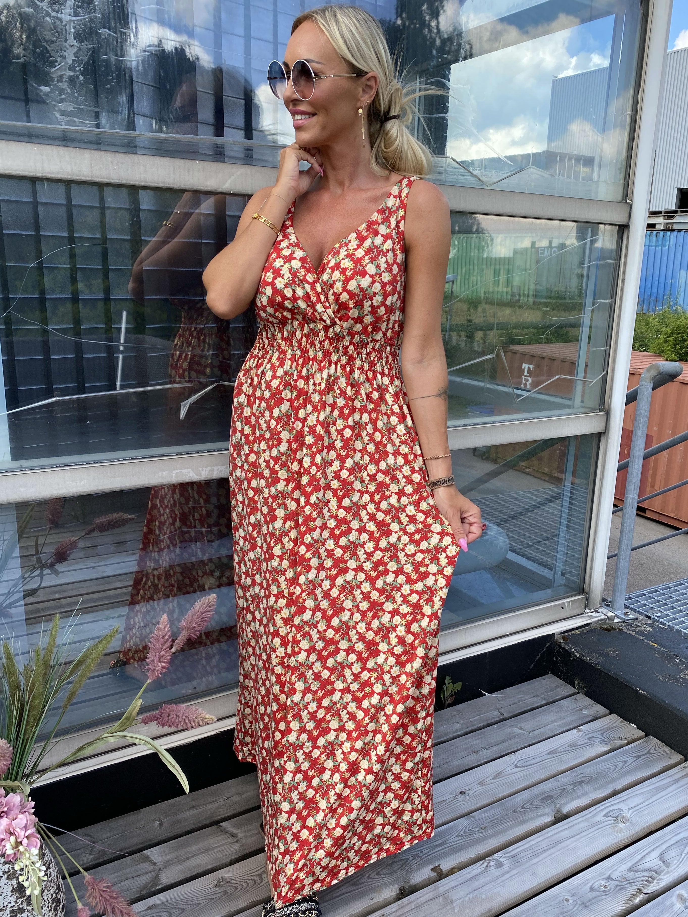 Carmina - Sort stropkjole i elastisk stof med blomsterprint